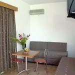 Lakis Apartments